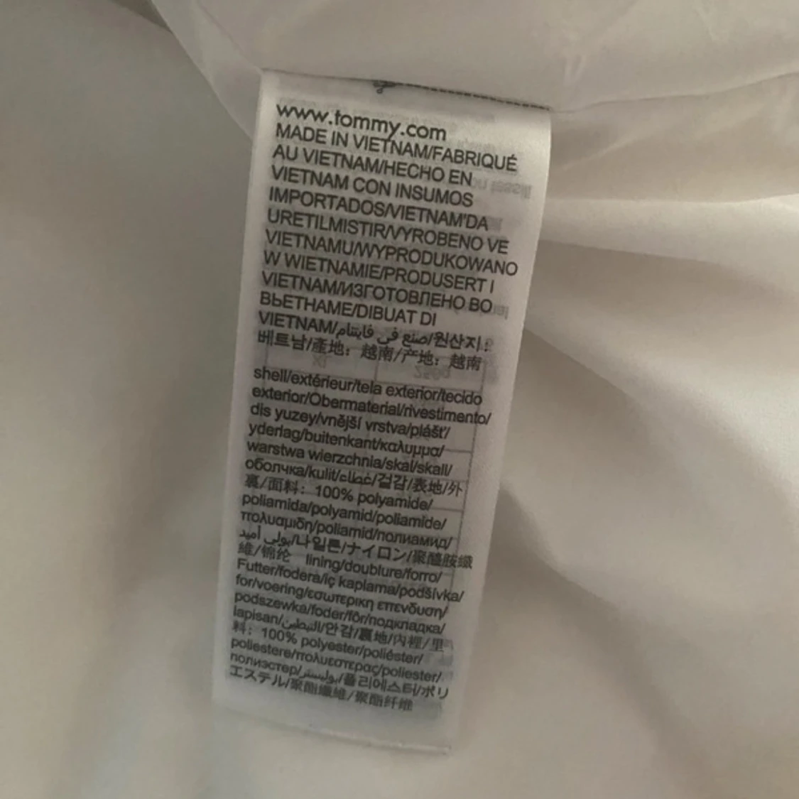 Vit pufferjacka från Tommy hilfigher  - 93