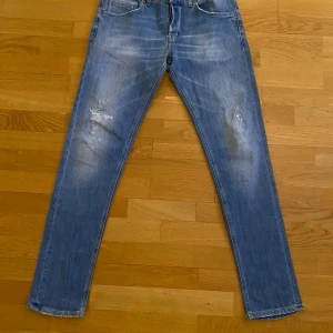 Dondup storlek 35 - Snygga Dondup skinny jeans med snygga slitningar vid knäna.                                                 Storlek 35.                                                                      I gott använt skick
