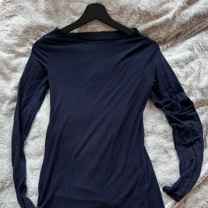 Mörkblå långärmad topp från intimissimi - Säljer en stilren mörkblå långärmad topp från intimissimi. Toppen har en enkel design med rund hals och är tillverkad i ett mjukt material🥰