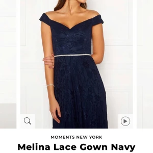 Balklänning  - Elegant marinblå balklänning i spets med offshoulder-design och en glittrig midjedetalj. Perfekt för tex skolbal💕Köpt för 1299kr