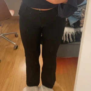 Svarta byxor med bootcut - Snygga svarta bootcut kostymbyxor från Gina tricot, storlek 36 men passar mig som har 34/36. Skriv och hör av dig för prisförslag, mer bilder m.m. 