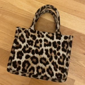 Snygg handväska från hm - Snygg leopardmönstrad handväska med innerfack. Väskan är från H&M i onesize. Lätt att bära med bekväma handtag. Hör av dig för fler bilder, prisförslag m.m.