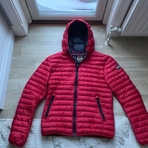 Colmar jacka - Tja! Säljer nu denna riktigt snygga Colmar jacka som är perfekt till kommande vår! Jackan är i fint skick men har ett litet hål på ryggen (Se bild 5). Hör av er vid frågor och funderingar🙌