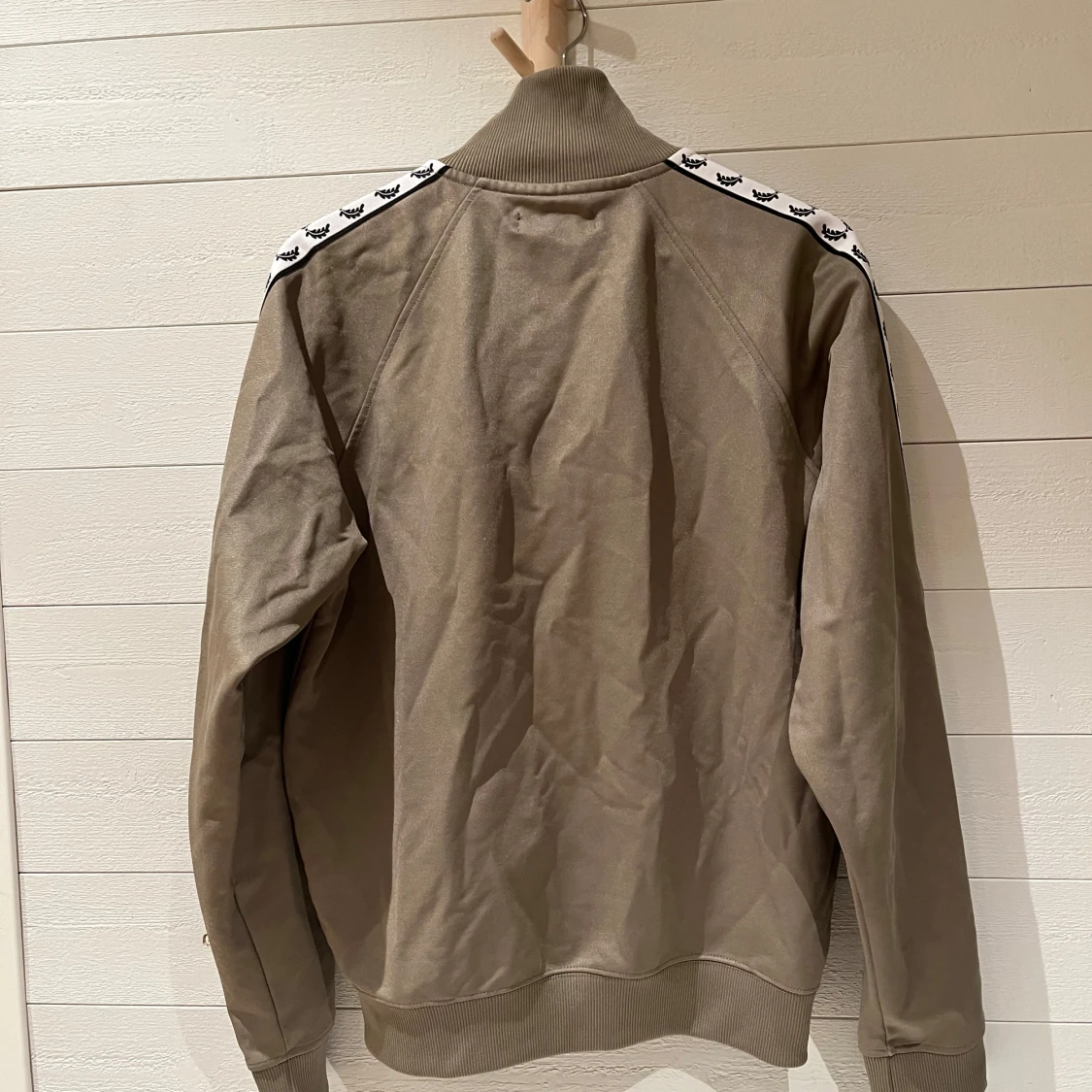Beige track jacket med logotypband - 90