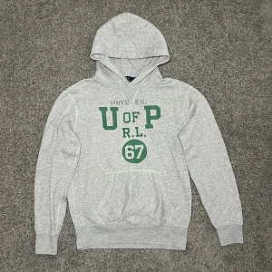 Polo Ralph Lauren Hoodie  - Säljer nu en grå ”U of P” hoodie av Polo Ralph Lauren i storlek XS för endast 1299kr! Kan även passa S. ‼️Bilden med Hoodie på är endast referens ‼️Pris är ej hugget i sten, hör av er i dm vid funderingar! 🙌