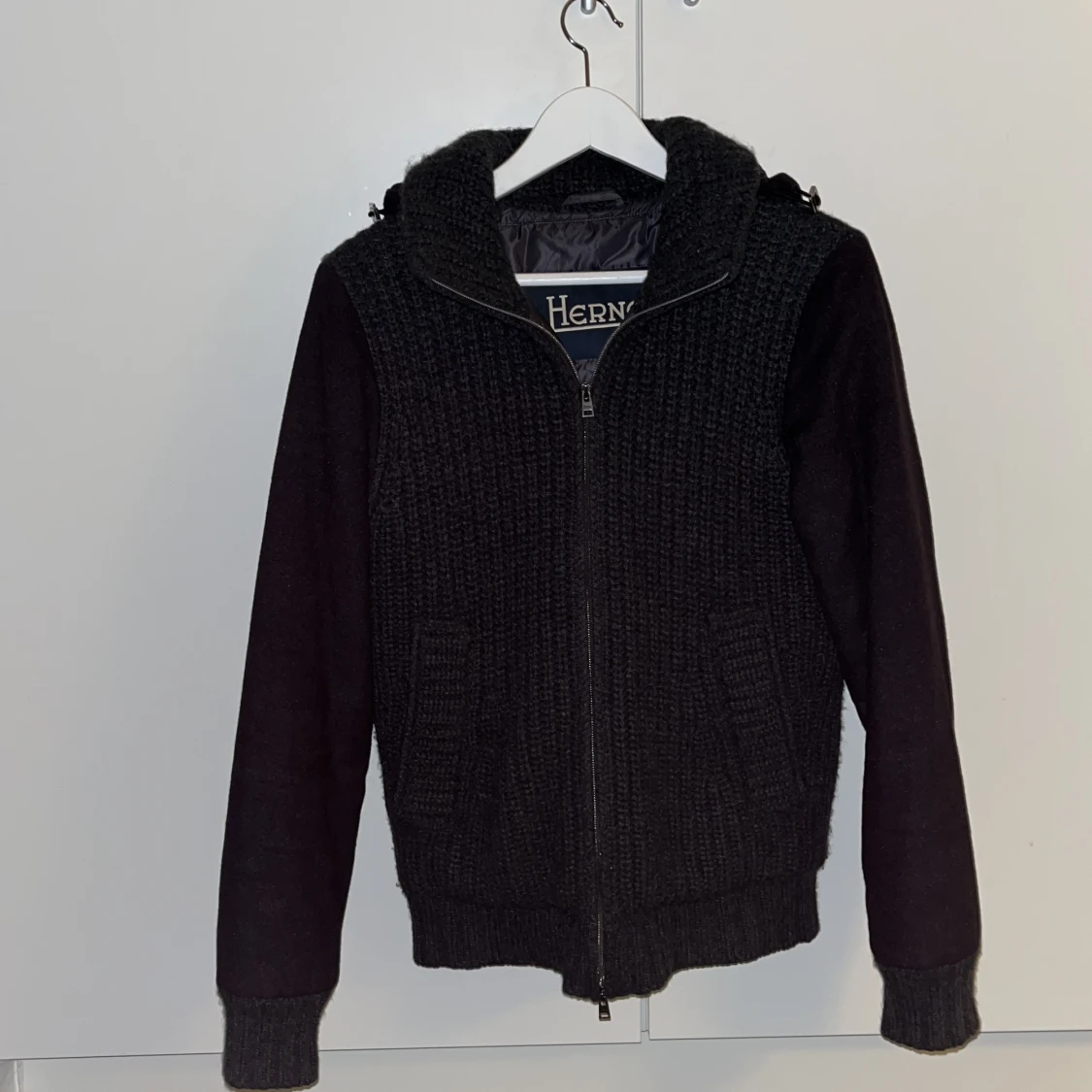 Grå stickad jacka från Herno