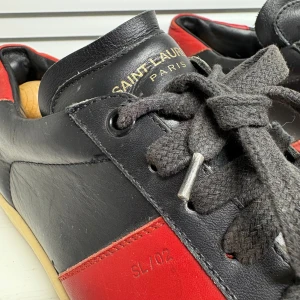 Saint Laurent Skor - Riktigt feta svart röda Saint Laurent skor i storlek 41! I välmående skick! Skriv för mer bilder eller funderingar! Inget Og