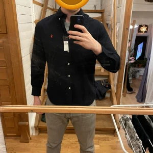 Ny Ralph lauren skjorta - Säljer nu en riktigt snygg oanvänd ralph lauren skjorta då den tyvärr var för liten för mig. Tags kvar. Storlek S men kan nog passa lite större