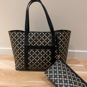 Malene Birger väska i modellen Trineeh🌟 - Säljer min ursnygga väska som har använts sparsamt, läder handtag och detaljer, pouch medföljer, tre små defekter inuti den(skriv för bild), nypris 2800❤️❤️ 