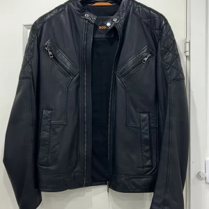 Ny Boss äkta 100 % Lamläder/skin jacka strl 52 - Säljer Ny Boss äkta skinnjacka storlek 52  Jättefin jacka i 100 % Lamläder/skinn  Ordinarie pris 5999 mitt pris 2700  Ring 0769313289 eller pm