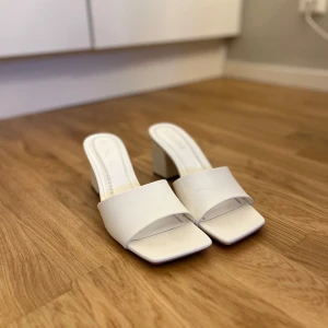 Vita klackskor från Amisu - Säljer ett par vita klackskor från Amisu, har används en gång, stl 39. Hör av er vid funderingar😊