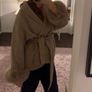 Kappa med päls - Storlek m, pälsen går att ta bort🤍helt ny och oanvänd🫶skriv för fler bilder eller för att diskutera pris🥰