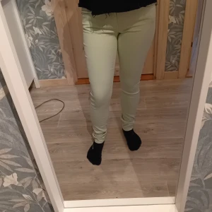 Ljusgröna byxor från Bik Bok - Snygga ljusgröna stretchiga byxor från Bik Bok. De är lågmidjade och bara använd några få gånger då jag inte gillar lågabyxor 