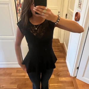 Svart topp med spetsdetaljer - Snygg svart topp från Gina tricot, storlek s. Perfekt fest topp eller bara ha i skolan. 🥰🥰🥰🥰🥰Aldrig använd. 