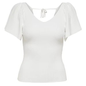 Only topp - Snygg vit ribbad topp med korta puffärmar och knytband i ryggen, från only❤️Använt 1-2 gånger.