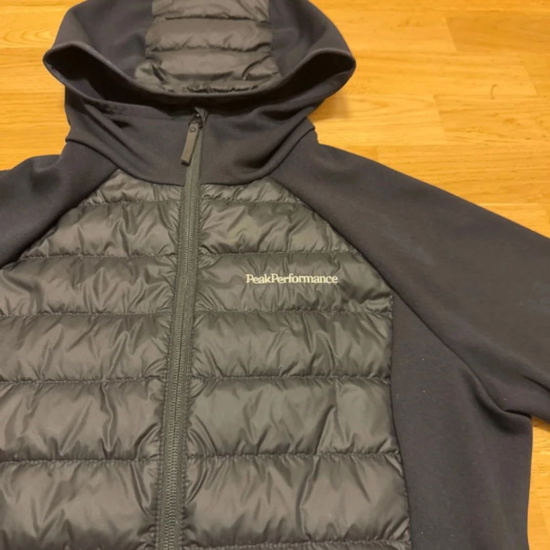 Svart hybridjacka med huva från Peak Performance - 90