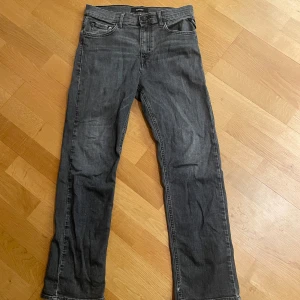 Grå jeans från Replay - Säljer dessa as feta jeans ifrån Replay. Modell - Thad, Storlek: 14Y. Jeansen är fortfarande i väldigt bra skick och knappast använda. Hör gärna av er vid funderingar så löser vi en bra deal. 