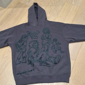 Aelfric eden hoodie  - Jätte snygg tröja har inte använt mycket, jag köpte den för två år sen men har bara använt typ 4 gånger har inga håll eller fläckar
