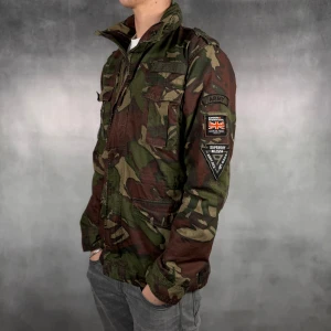 Militär jacka - Säljer nu denna feta Superdry Militär jackan🙌 ~ Stl S ~ Skick 9/10 ~ Vårat pris 499kr🤩 ~ Modellen är 180cm och väger 65kg🙌 ~ Hör gärna av er vid minsta fundering eller önskan av fler bilder!💯🤝💭 