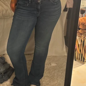 Blå bootcut jeans - Snygga blå bootcut jeans, storlek m, skriv för fler bilder💗