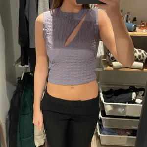 Zara topp - Snygg topp, perfekt till fest! Helt ny med prislapp kvar! Färgen är typ lila/grå💗