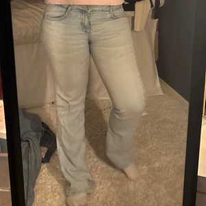 Ljusblå bootcut jeans - Snygga lpgmidhade jeans från pull and bear, storlek 38, skriv för fler bilder💗