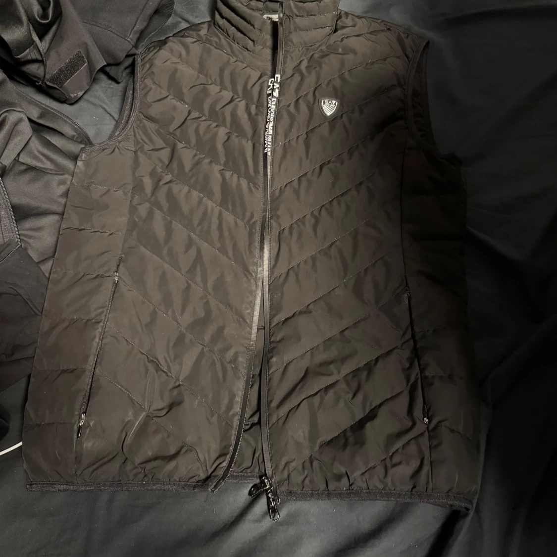 Svart quiltad väst från Emporio Armani