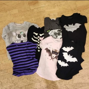 sju st tröjor med halloweenmotic strl 134/140 - du får alla sju för 150 kr! använda men i gott skick.