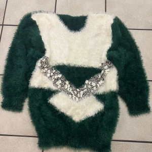 Grön och vit mohair tröja - Säljer en unik och mohair tröja i grönt och vitt med ett coolt mönster. Tröjan har långärmade ärmar och är perfekt för att hålla sig varm och stilren. Passar perfekt för höst och vinter.