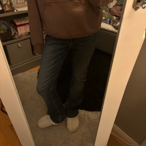 Utsvängda jeans  - Säljer även dessa jeans jättefina mörkblå aldrig använda fixk dom i present men va förstora och kunde inte lämna tilbaka!