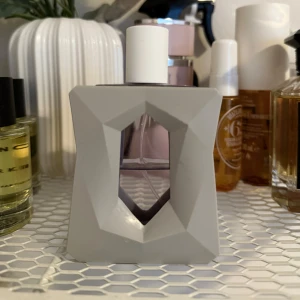 Ariana Grande God is a woman parfym - Säljer Ariana Grande parfym God is a woman. 50 ml, mängd syns på bild. 150 kr. Fraktas mot betalning eller möts upp i Stockholm