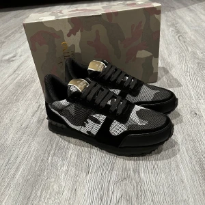 Valentino Rockrunners  - Säljer nu ett par svart grå rockrunners. Ett par stiliga skor som är väldigt trendiga och perfekta till vintern hör av er vid minsta funderingar box kommer med på köpet.