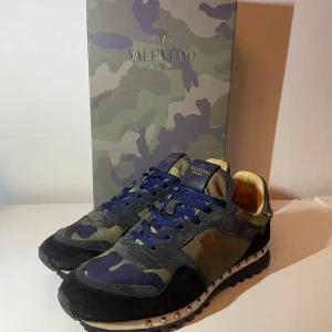 🍾Valentino studded rockrunners🍾 - ⚡️🔺Skick 9/10 (Flaw: hål i hälen på innersidan av vänstra skon, bild finns i dm).                                       ⚡️🔺Storlek 42-42,5                                                      