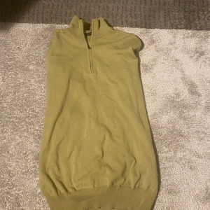 J.lindeber Halfzip - Jag säljer en grönaktig J.lindeberg tröja är i nyskick i storlek men Small.