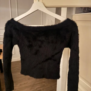 Svart fluffig tröja - Säljer en svart fluffig tröja med lång ärm och croppad passform. 