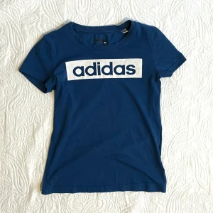 Vintage adidas tshirt - Printen e lite sprucken