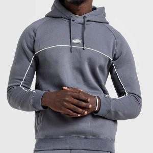 McKenzie Hoodie - Hoodie från McKenzie med vita detaljer. Perfekt för en avslappnad stil. Den har långa ärmar och en bekväm passform. Storlek S