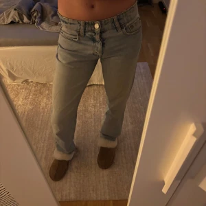 Blå jeans från Zara - Snygga blå jeans från Zara i en klassisk straight fit. De har en medelhög midja och är super bekväma. Säljer pågrund av att del ej kommer till användning längre. Stl 34. Kontakta mig vid fler bilder eller vid intresse💕