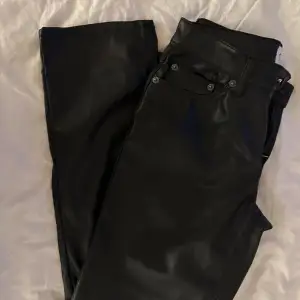 Jättefina jeans från lager i modellen icon fem är lågmidjade och använda få gånger, det enda är att i bakfickan på en så har sömnen låsbar lite annars i perfekt skick 