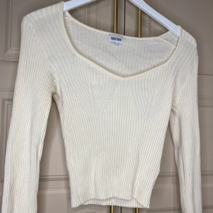 Beige ribbad tröja från Bubbleroom - Säljer en stilren beige ribbad tröja från Bubbleroom. Tröjan har en v-ringad hals och långa ärmar, perfekt för en chic look. Passar utmärkt till både jeans och kjol. 🧡