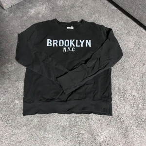 Svart tröja från Cedar Wood State - Säljer en svart tröja från Cedar Wood State med texten 'BROOKLYN N.Y.C' i vitt på framsidan. Tröjan är i bra skick. Skriv vid funderingar 