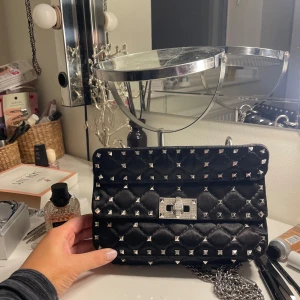 Liten valentino väska - Valentino väska i den lilla modellen i jättebra skick. 