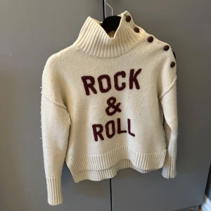 Krämvit stickad tröja från Zadig & Voltaire - Säljer denna snygga tröja från zadig&voltaire. Storlek xxs 
