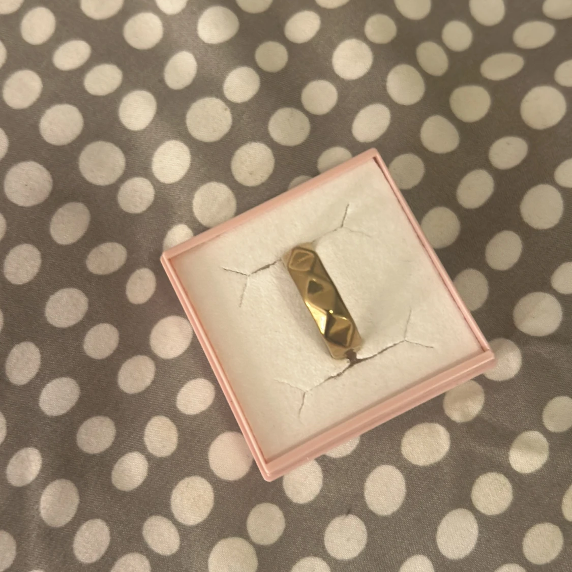 Guldfärgad ring med geometriskt mönster - 91