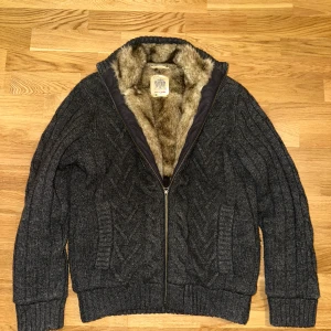 Fodrad cardigan - Cardigan med päls - päls cardigan - Säljer nu en ass fet och extremt eftertraktad päls cardigan som blivit mycket populär nu, extremt svåra nästan till omöjliga att hitta överhuvudtaget men denna är i nyskick! Storlek M, men passar garanterat S med! Märken som Loro Piana och Rose & Born har liknade varianter men för 10 gånger så mer! Skriv gärna vid frågor🤝