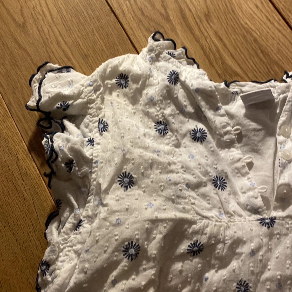 Vit blus med blommönster från Lindex - 90