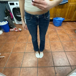 Low waist bootcut jeans  - Säljer mina fina lågmidjade jeans från Gina då de inte kommer till användning. De är i storlek 152 men är stora u storleken och är ungefär som i storlek xs. De passar mig och jag har i jeans 32. Jag är 165 lång.❤️Tryck gärna köp nu om du vill köpa.💕