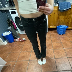 Svarta lågmidjade bootcut jeans - Säljer mina favoritjeans eftersom att de är för korta.😢(Jag är ca 165) De är väldigt bekväma. De är i storlek 152 men är stora i storleken och passar mig (inte i längd då) som vanligtvis har strl 32-34 i andra Gina jeans. ❤️Tryck gärna köp nu om du vill köpa.💕