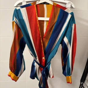 Blus strl S - Blus i nyskick strl S. Enda anmärkning är att knappen håller på att lossna. 