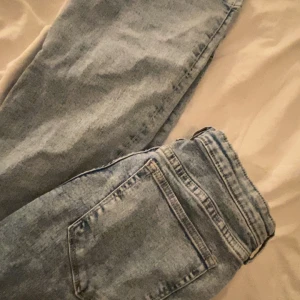 Ljusblå flare jeans - Snygga ljusblå jeans med flare-stil och låg midja. Perfekta för en avslappnad look. De är super snuhha o bekväma🩷storlek 164
